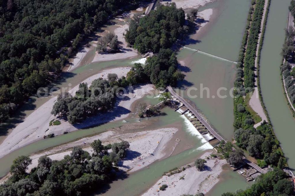 Aerial photograph München - Blick auf die Isar-Badeinseln und den Flauchersteg. Munich 2007/07/14 Isle on the river Isar with people. Down right, the footbridge Flauchersteg.