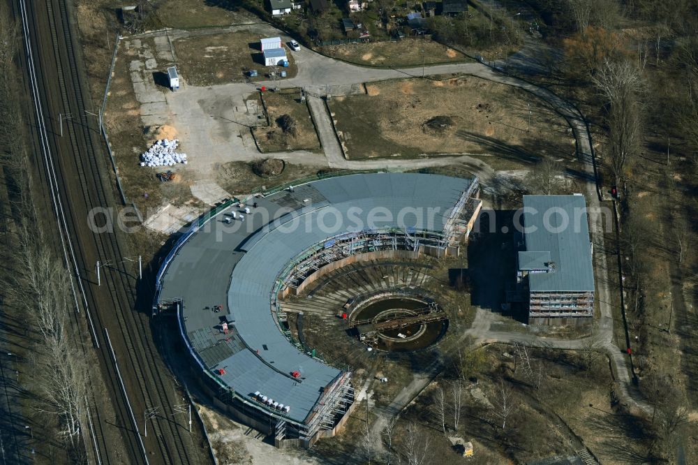 Aerial photograph Berlin - Development area of the decommissioned and unused land and real estate on the former marshalling yard and railway station of Deutsche Bahn Am Feuchten Winkel overlooking the city in the district Pankow in Berlin, Germany