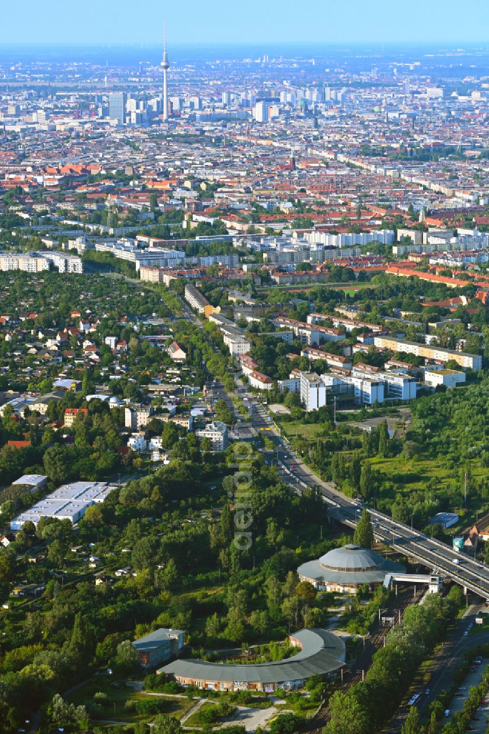 Berlin from the bird's eye view: Development area of the decommissioned and unused land and real estate on the former marshalling yard and railway station of Deutsche Bahn Am Feuchten Winkel overlooking the city in the district Pankow in Berlin, Germany