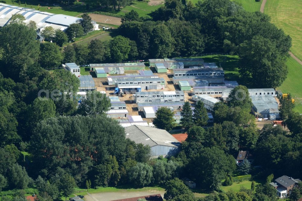 Aerial photograph Kiel - Construction site for the new building of asylum accommodation buildings and first response facilities in Kiel in the state of Schleswig-Holstein. The compound is made up of containers and temporary living quarters on Kopperpahler Teich, next to a sports field