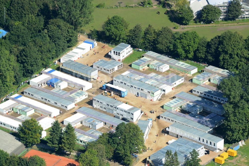 Kiel from the bird's eye view: Construction site for the new building of asylum accommodation buildings and first response facilities in Kiel in the state of Schleswig-Holstein. The compound is made up of containers and temporary living quarters on Kopperpahler Teich, next to a sports field