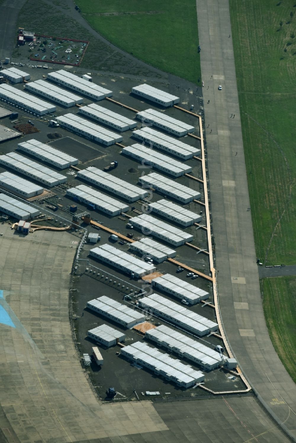 Aerial photograph Berlin - Container settlement as temporary shelter and reception center for refugees on Columbiadamm in the district Tempelhof in Berlin, Germany