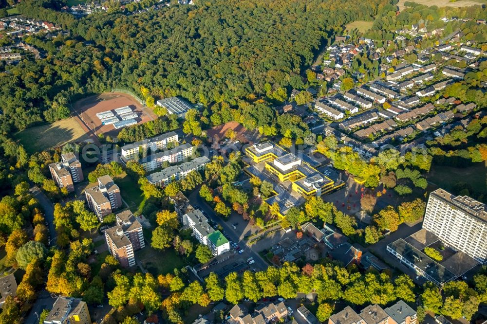 Aerial photograph Gladbeck - Container settlement as temporary shelter and reception center for refugees at the sports ground of the Ingeborg Drewitz Gesamtschule in Gladbeck in the state North Rhine-Westphalia