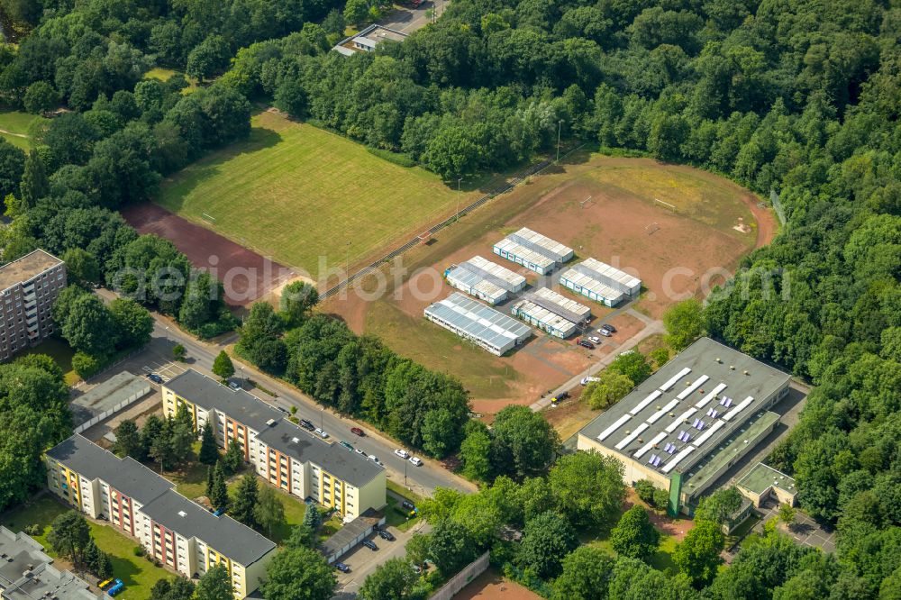 Gladbeck from the bird's eye view: Container settlement as temporary shelter and reception center for refugees on street Enfieldstrasse in Gladbeck at Ruhrgebiet in the state North Rhine-Westphalia, Germany