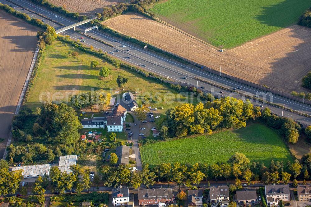 Aerial photograph Gladbeck - Container settlement as temporary shelter and reception center for refugees next to the culture club of the alawites im Linnerott in Gladbeck in the state North Rhine-Westphalia