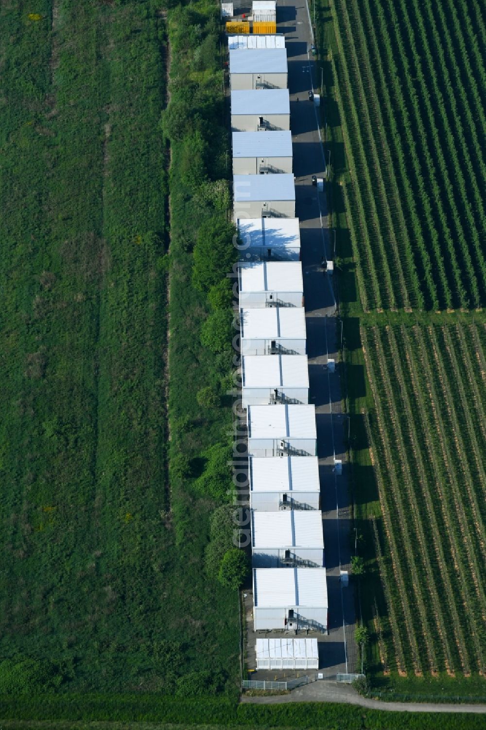 Aerial photograph Harburg - Container settlement as temporary shelter and reception center for refugees near of Neuer Faehrweg in Harburg in the state Hamburg, Germany