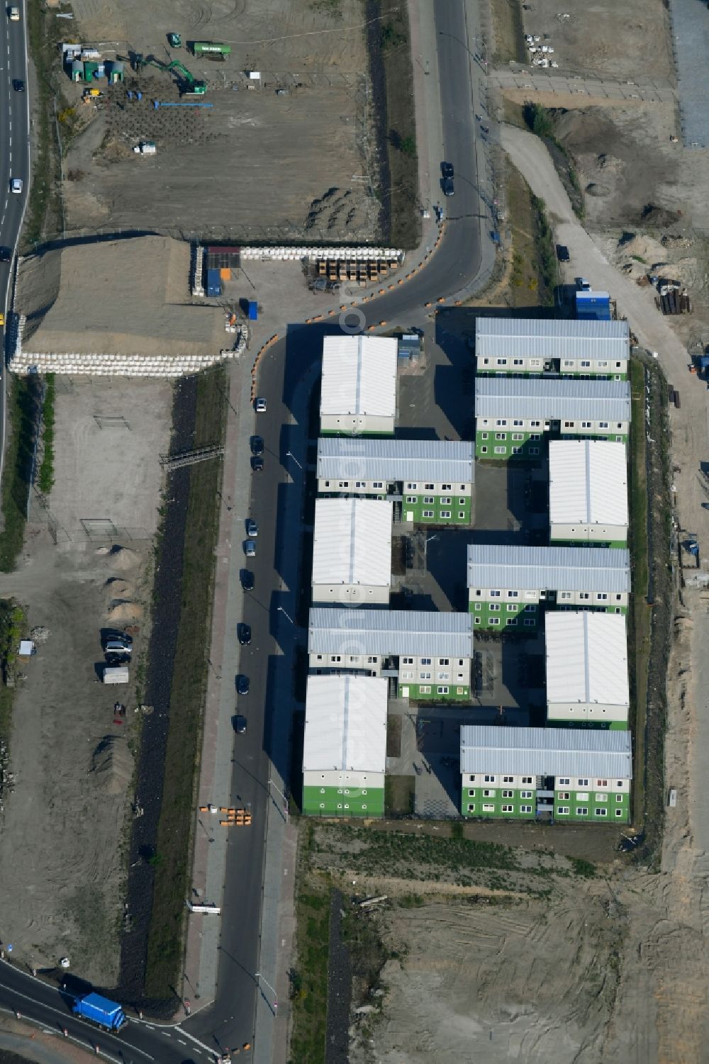 Hamburg from the bird's eye view: Container settlement as temporary shelter and reception center for refugees Versmannstrasse in the district Baakenhafen in Hamburg, Germany