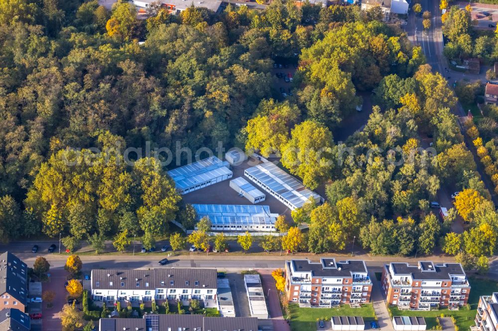 Gladbeck from the bird's eye view: Container settlement as temporary shelter and reception center for refugees on Bergmannstrasse in Gladbeck at Ruhrgebiet in the state North Rhine-Westphalia, Germany