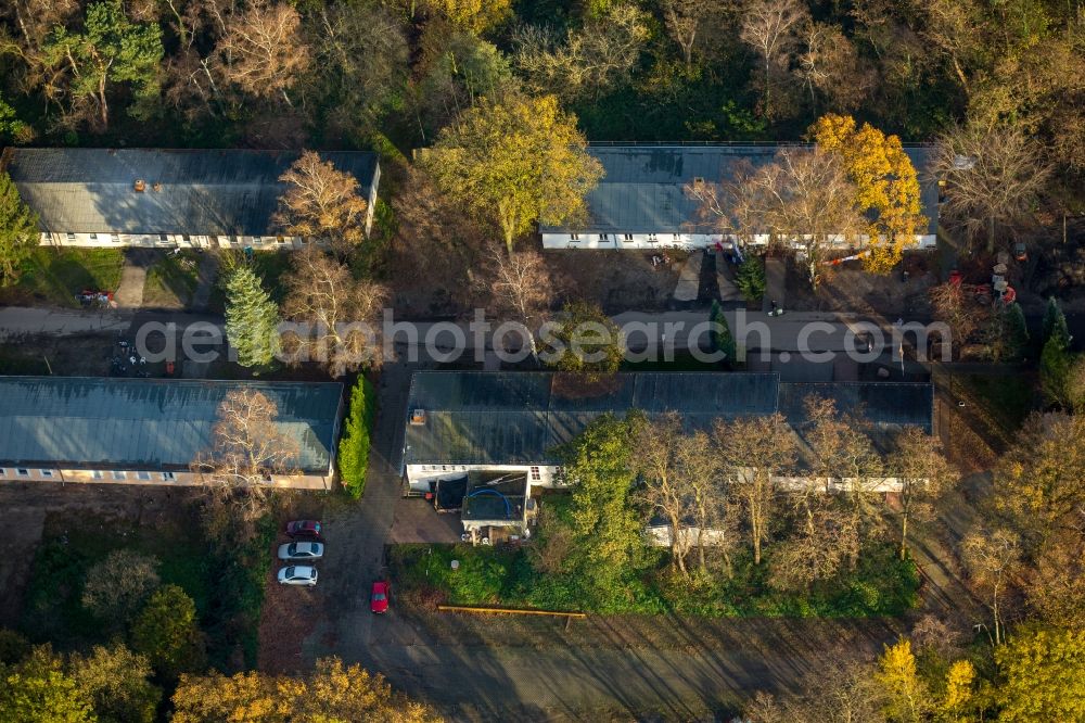 Aerial photograph Dinslaken - Construction site for the new building of Asylum accommodation buildings in den ehemaligen Bergwerksbaracken An der Fliehburg in Dinslaken in the state North Rhine-Westphalia