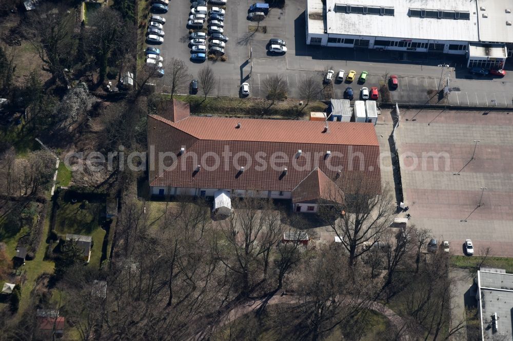 Berlin from the bird's eye view: Refugee - buildings des ehemaligen Lidl - Marktes an der Lindenstrasse destrict Koepenick in Berlin in Germany