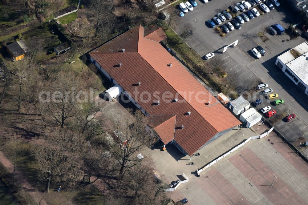 Aerial image Berlin - Refugee - buildings des ehemaligen Lidl - Marktes an der Lindenstrasse destrict Koepenick in Berlin in Germany