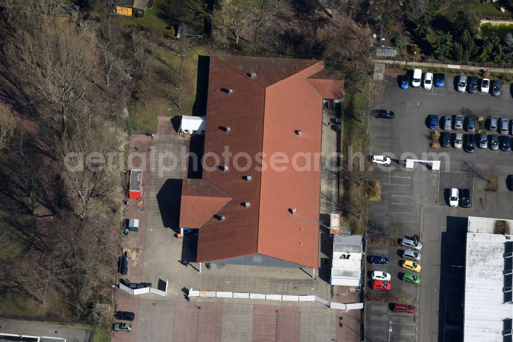 Berlin from the bird's eye view: Refugee - buildings des ehemaligen Lidl - Marktes an der Lindenstrasse destrict Koepenick in Berlin in Germany