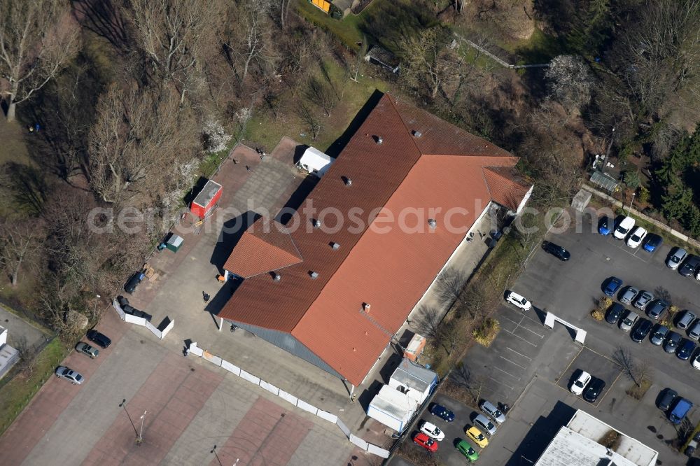 Aerial image Berlin - Refugee - buildings des ehemaligen Lidl - Marktes an der Lindenstrasse destrict Koepenick in Berlin in Germany