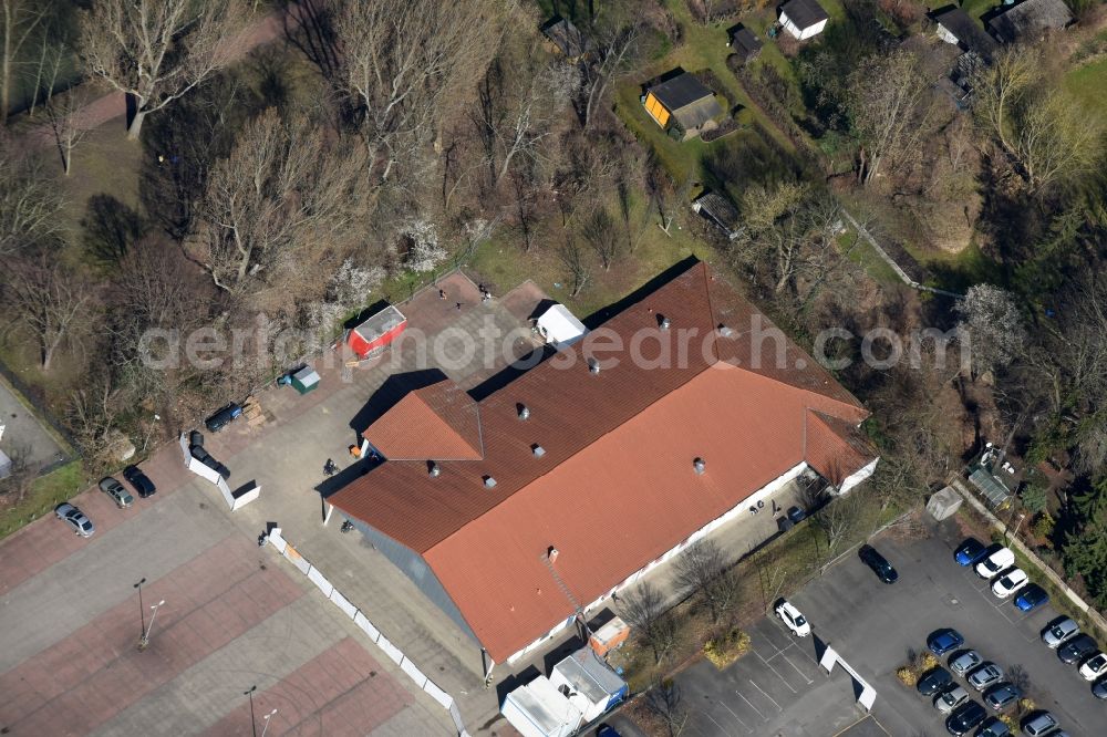 Aerial photograph Berlin - Refugee - buildings des ehemaligen Lidl - Marktes an der Lindenstrasse destrict Koepenick in Berlin in Germany