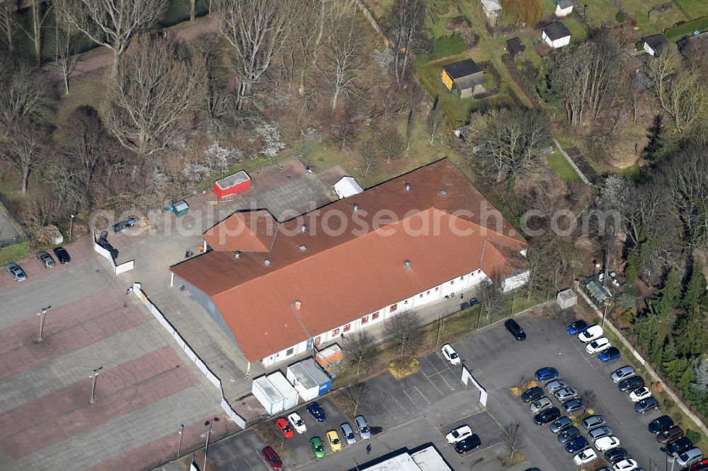 Berlin from the bird's eye view: Refugee - buildings des ehemaligen Lidl - Marktes an der Lindenstrasse destrict Koepenick in Berlin in Germany