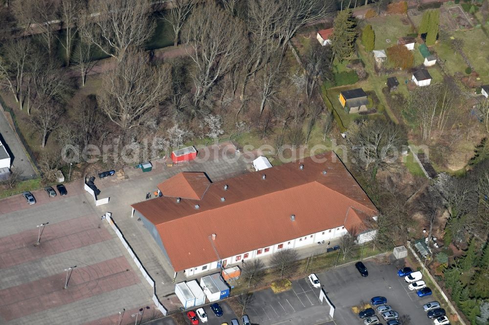 Aerial image Berlin - Refugee - buildings des ehemaligen Lidl - Marktes an der Lindenstrasse destrict Koepenick in Berlin in Germany