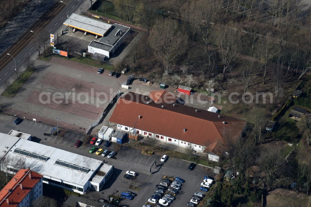 Aerial photograph Berlin - Refugee - buildings des ehemaligen Lidl - Marktes an der Lindenstrasse destrict Koepenick in Berlin in Germany