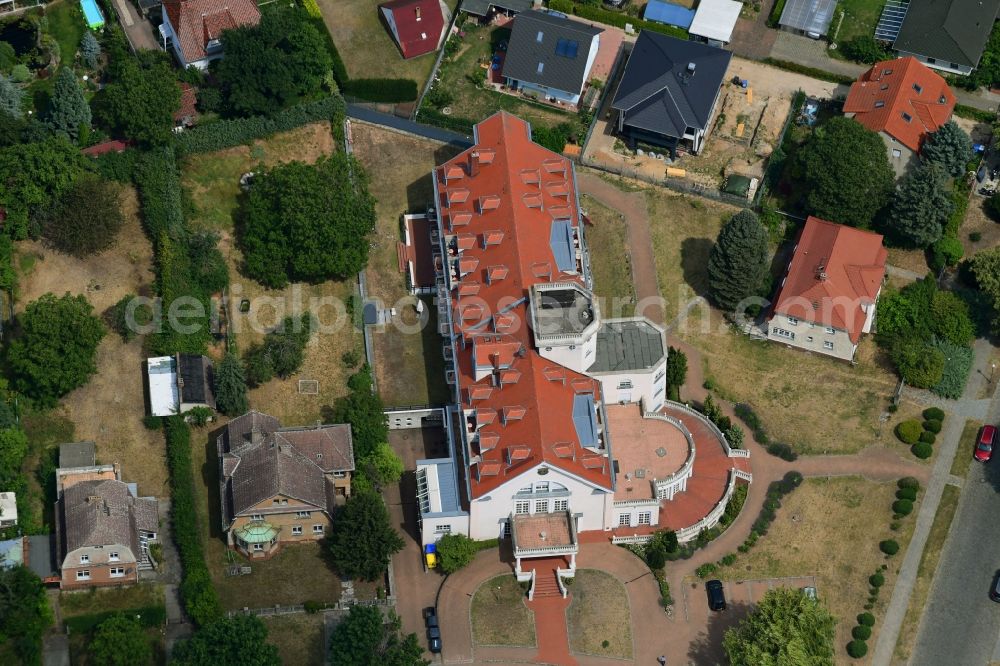 Aerial photograph Berlin - Refugee - buildings in ehemaligen Parkhotel Kaulsdorf on Muensterberger Weg in the district Kaulsdorf in Berlin, Germany