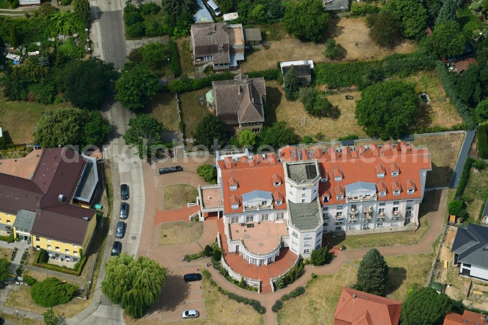 Berlin from the bird's eye view: Refugee - buildings in ehemaligen Parkhotel Kaulsdorf on Muensterberger Weg in the district Kaulsdorf in Berlin, Germany