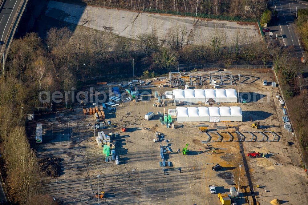 Aerial photograph Bochum - Construction site for the new building of Asylum accommodation buildings - Tent city building a refugee camp in lightweight construction on the former parking lot in Bochum in the state North Rhine-Westphalia