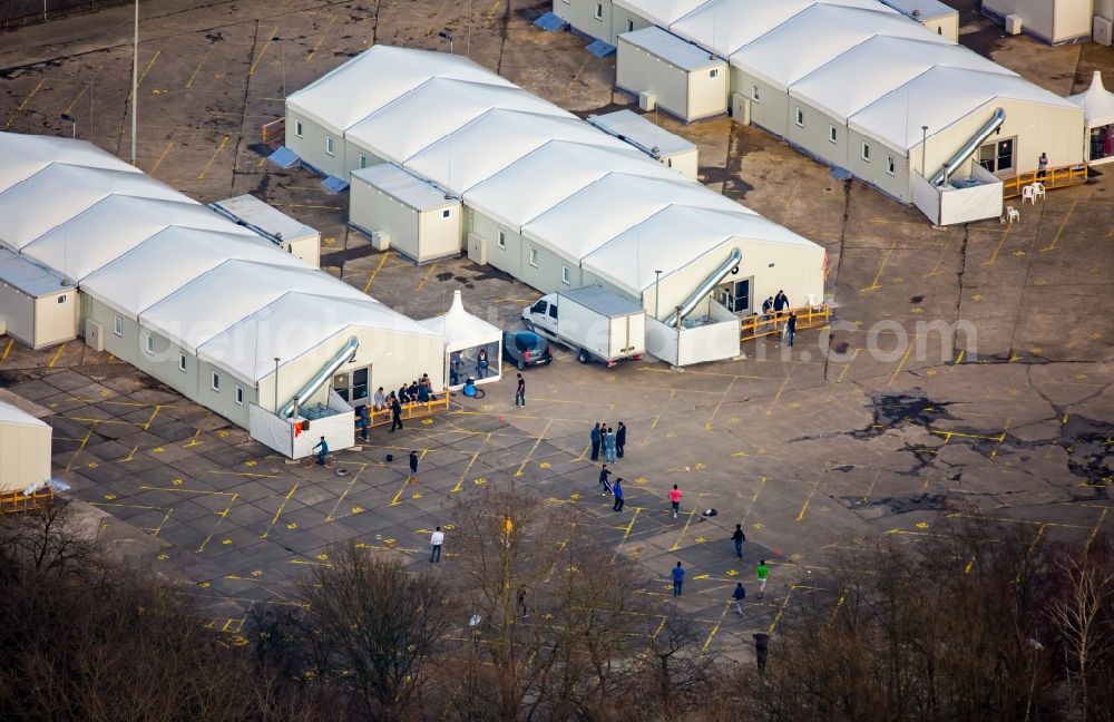 Aerial image Bochum - Construction site for the new building of Asylum accommodation buildings - Tent city building a refugee camp in lightweight construction on the former parking lot in Bochum in the state North Rhine-Westphalia