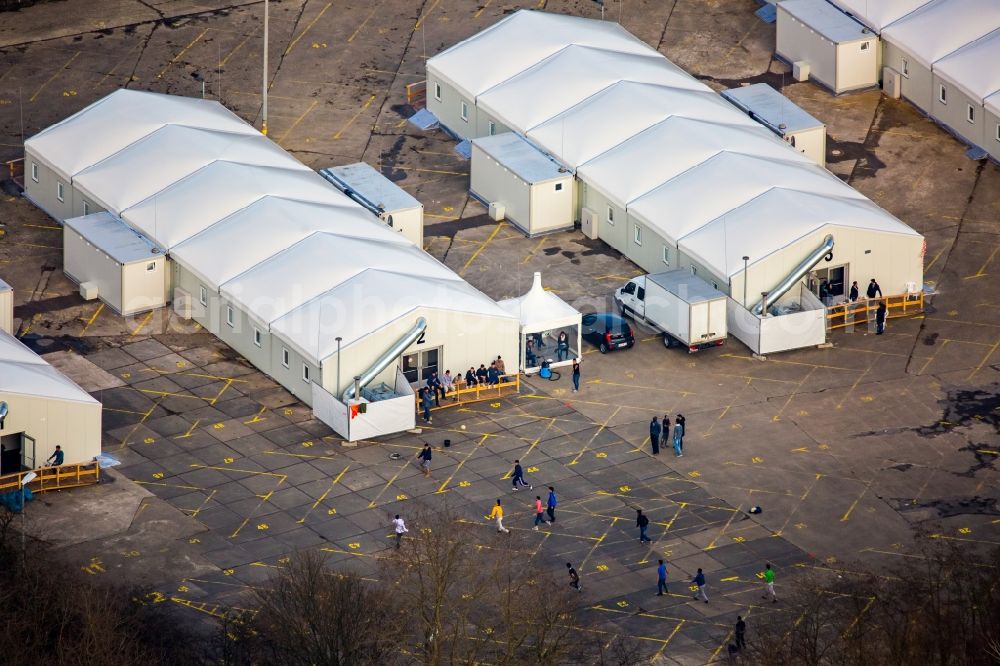 Aerial photograph Bochum - Construction site for the new building of Asylum accommodation buildings - Tent city building a refugee camp in lightweight construction on the former parking lot in Bochum in the state North Rhine-Westphalia