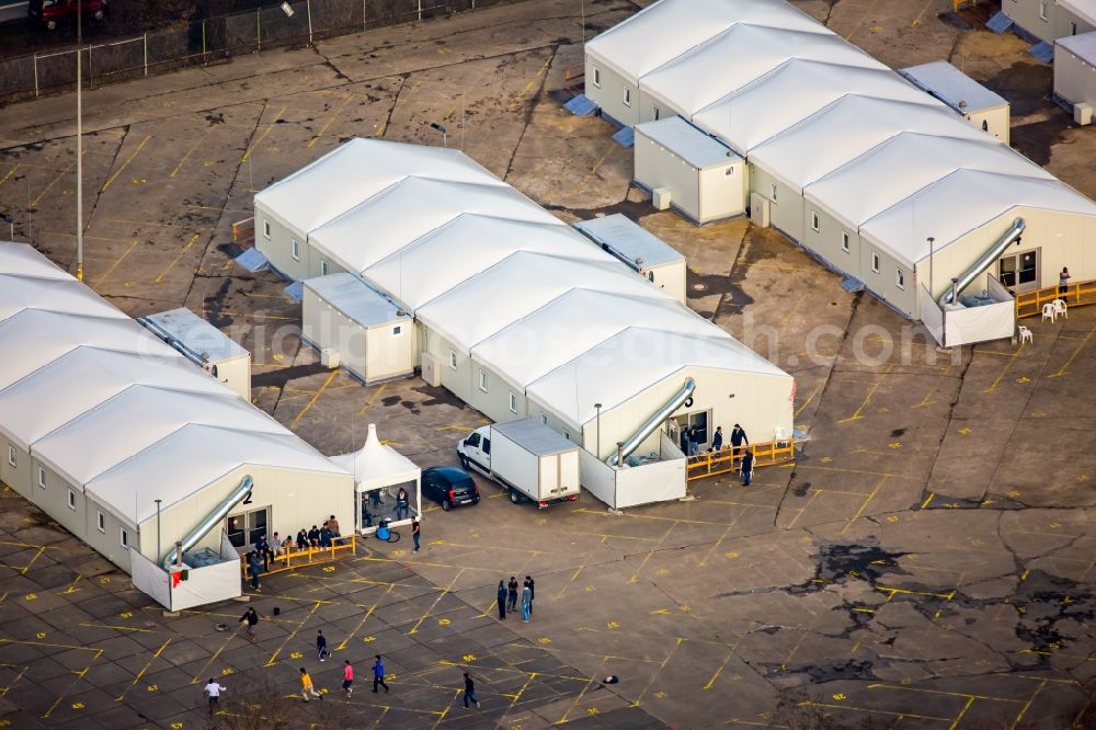 Bochum from above - Construction site for the new building of Asylum accommodation buildings - Tent city building a refugee camp in lightweight construction on the former parking lot in Bochum in the state North Rhine-Westphalia