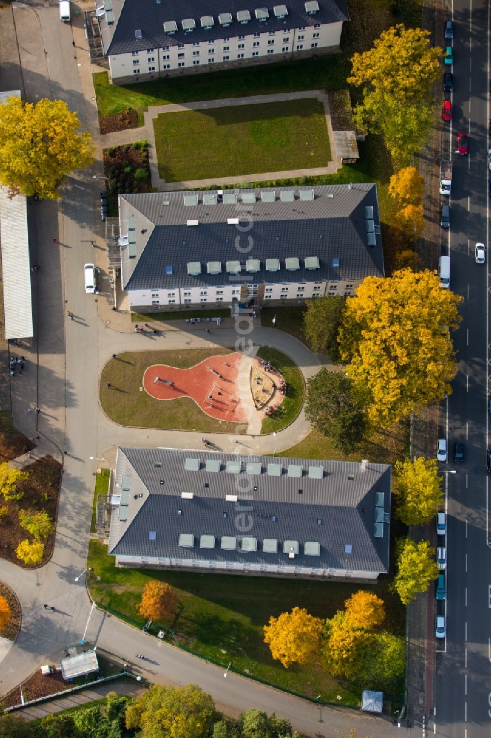 Aerial photograph Hamm - Refugee - buildings of the Central Housing Institution ZUE on St.Georgsplatz in autumnal Hamm in the state of North Rhine-Westphalia