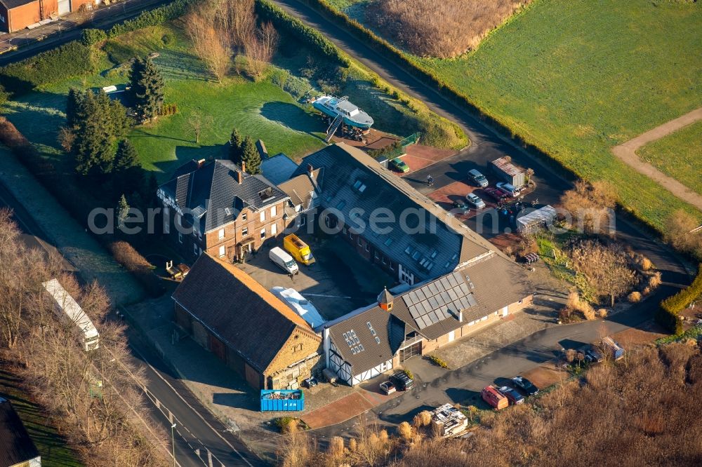 Hamm from the bird's eye view: Refugee - buildings in Zollstrasse corner Siegenbeckstrasse in the industrial area of Hamm-Uentrop in the state North Rhine-Westphalia. In the background are H. Klostermann Baugesellschaft GmbH and HBL Stahlhandel GmbH & Co. KG as well as a park - like area