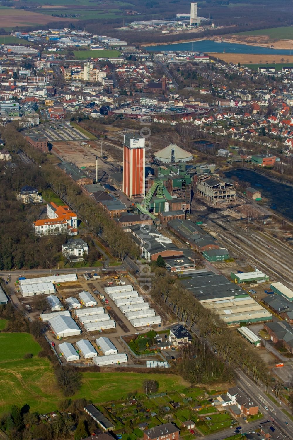 Kamp-Lintfort from above - Refugees Home camp as temporary shelter in the parking lot of the Friedrich-Heinrich-Allee, Zeche Friedrich Heinrich Schacht 2 in Kamp-Lintfort in the state North Rhine-Westphalia