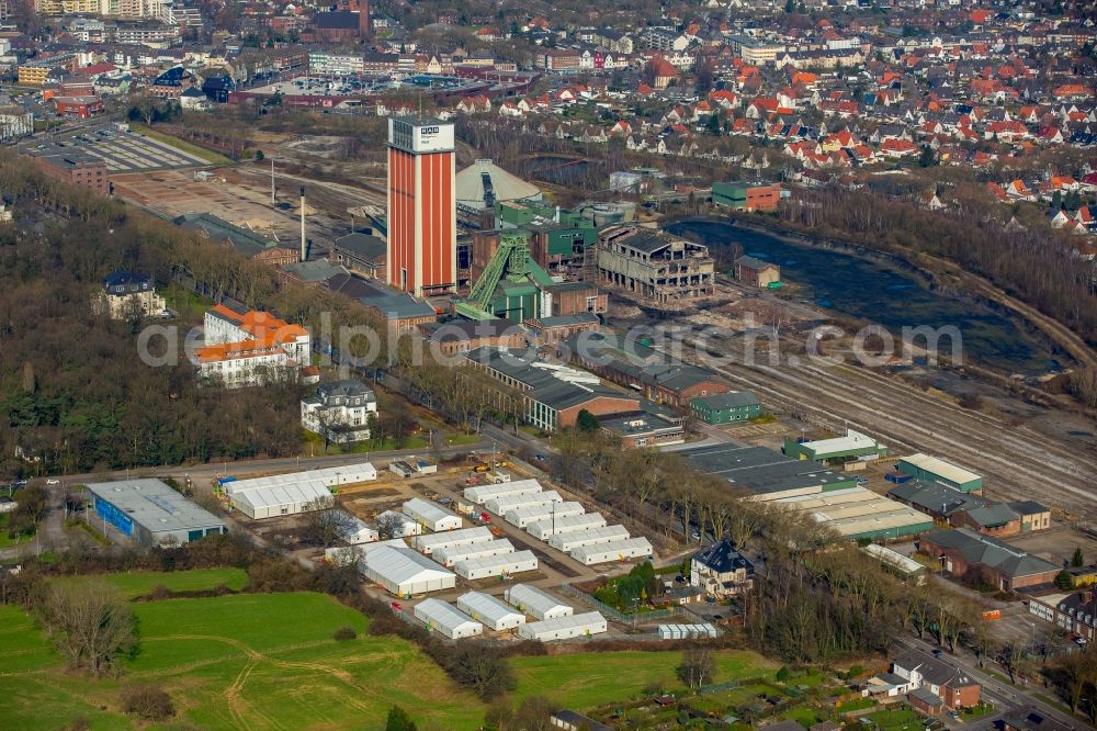 Aerial photograph Kamp-Lintfort - Refugees Home camp as temporary shelter in the parking lot of the Friedrich-Heinrich-Allee, Zeche Friedrich Heinrich Schacht 2 in Kamp-Lintfort in the state North Rhine-Westphalia