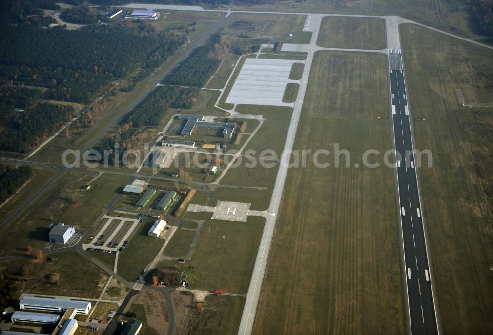 Aerial photograph Holzdorf - Der Fliegerhorst / Militärflugplatz Holzdorf der Bundeswehr bei Schönewalde in Brandenburg. Auf dem Flugplatz gibt es sowohl eine Asphaltpiste, eine Rollbahn, Hagars und Landeplätze für Hubschrauber / Helikopter. The air base / miltitary aerodrome Holzdorf near Schoenewalde in the federal state of Brandenburg. It offers an asphalt runway, a taxiway, hangars and a helipad.