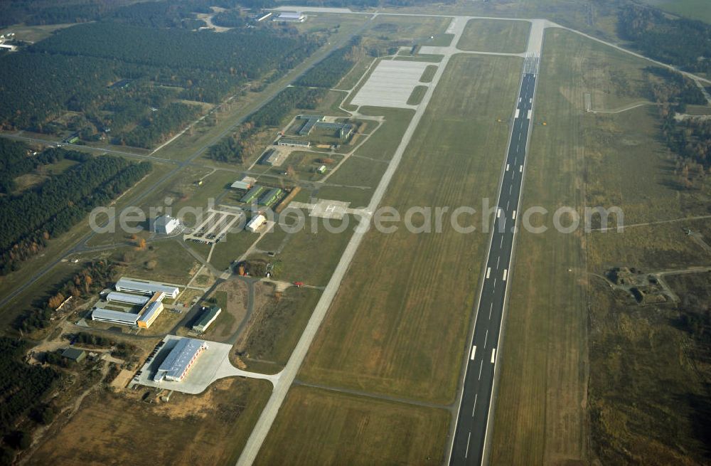 Holzdorf from above - Der Fliegerhorst / Militärflugplatz Holzdorf der Bundeswehr bei Schönewalde in Brandenburg. Auf dem Flugplatz gibt es sowohl eine Asphaltpiste, eine Rollbahn, Hagars und Landeplätze für Hubschrauber / Helikopter. The air base / miltitary aerodrome Holzdorf near Schoenewalde in the federal state of Brandenburg. It offers an asphalt runway, a taxiway, hangars and a helipad.