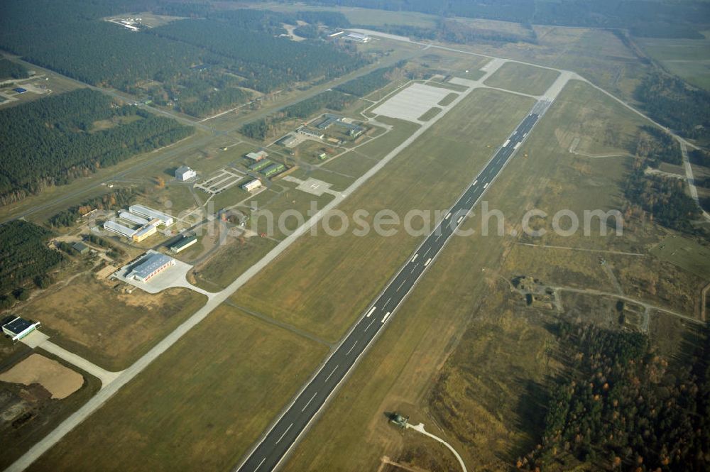 Holzdorf from the bird's eye view: Der Fliegerhorst / Militärflugplatz Holzdorf der Bundeswehr bei Schönewalde in Brandenburg. Auf dem Flugplatz gibt es sowohl eine Asphaltpiste, eine Rollbahn, Hagars und Landeplätze für Hubschrauber / Helikopter. The air base / miltitary aerodrome Holzdorf near Schoenewalde in the federal state of Brandenburg. It offers an asphalt runway, a taxiway, hangars and a helipad.