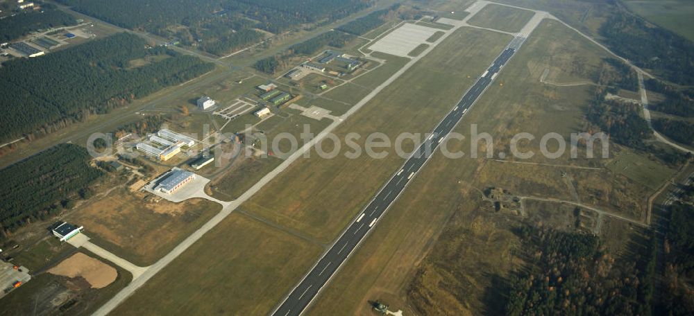 Aerial image Holzdorf - Der Fliegerhorst / Militärflugplatz Holzdorf der Bundeswehr bei Schönewalde in Brandenburg. Auf dem Flugplatz gibt es sowohl eine Asphaltpiste, eine Rollbahn, Hagars und Landeplätze für Hubschrauber / Helikopter. The air base / miltitary aerodrome Holzdorf near Schoenewalde in the federal state of Brandenburg. It offers an asphalt runway, a taxiway, hangars and a helipad.