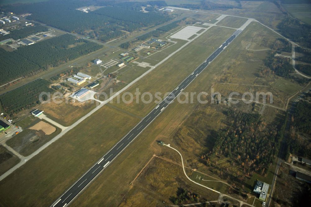 Aerial photograph Holzdorf - Der Fliegerhorst / Militärflugplatz Holzdorf der Bundeswehr bei Schönewalde in Brandenburg. Auf dem Flugplatz gibt es sowohl eine Asphaltpiste, eine Rollbahn, Hagars und Landeplätze für Hubschrauber / Helikopter. The air base / miltitary aerodrome Holzdorf near Schoenewalde in the federal state of Brandenburg. It offers an asphalt runway, a taxiway, hangars and a helipad.