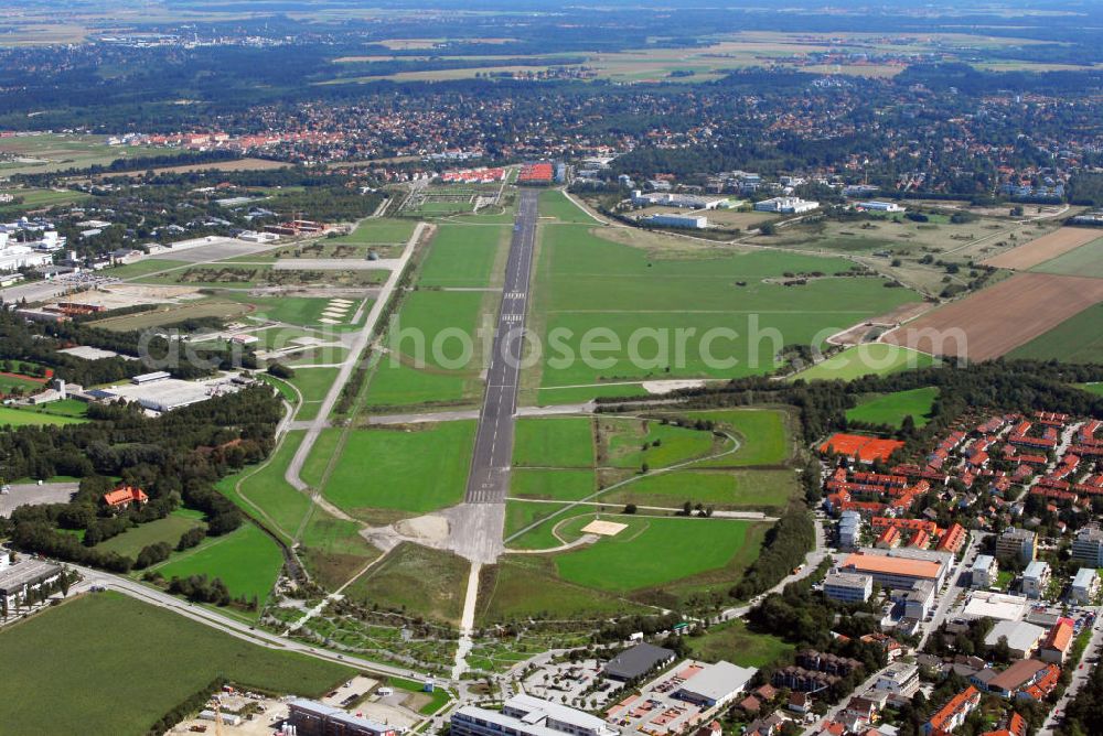 München from the bird's eye view: Fliegerhorst Neubiberg. Der Flugplatz war von 1933 bis 1991 in militärischer Nutzung, bis 1998 wurde er als Sportflugplatz genutzt. Das Landschaftsarchitekturbüro Atelier Loidl setzt seit 2001 schrittweise das Projekt Landschaftspark Hachinger Tal um. Aus dem ehemaligen Flugplatz soll ein Freizeitpark werden. Die Landebahn bildet die Grenze zwischen dem nördlichem Bereich mit Obstwiesen, sowie Sport- und Spielmöglichkeiten und dem südlichen Teil mit offener Wiesenlandschaft und Skateweg. Partnerprojekt ist die Buga München 2005, die umliegende Regionen einbeziehen wollte. Zudem führt der Buga-Radlring durch den Landschaftspark. Kontakt: Atelier Loidl Landschaftsarchitekten und Stadtplaner, Am Tempelhofer Berg 6 10965 Berlin, Tel. +49(0)306914785 7280, Fax +49(0)30691 9730, Email: office@atelier-loidl.de; Gemeinde Unterhaching, Rathausplatz7 82008 Unterhaching, Tel. +49(0)8966551 0, Fax +49(0)8966551 166, Email: rathaus@unterhaching.de