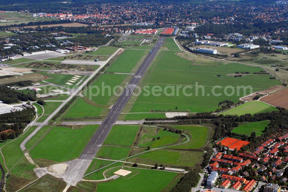 Aerial image München - Fliegerhorst Neubiberg. Der Flugplatz war von 1933 bis 1991 in militärischer Nutzung, bis 1998 wurde er als Sportflugplatz genutzt. Das Landschaftsarchitekturbüro Atelier Loidl setzt seit 2001 schrittweise das Projekt Landschaftspark Hachinger Tal um. Aus dem ehemaligen Flugplatz soll ein Freizeitpark werden. Die Landebahn bildet die Grenze zwischen dem nördlichem Bereich mit Obstwiesen, sowie Sport- und Spielmöglichkeiten und dem südlichen Teil mit offener Wiesenlandschaft und Skateweg. Partnerprojekt ist die Buga München 2005, die umliegende Regionen einbeziehen wollte. Zudem führt der Buga-Radlring durch den Landschaftspark. Kontakt: Atelier Loidl Landschaftsarchitekten und Stadtplaner, Am Tempelhofer Berg 6 10965 Berlin, Tel. +49(0)306914785 7280, Fax +49(0)30691 9730, Email: office@atelier-loidl.de; Gemeinde Unterhaching, Rathausplatz7 82008 Unterhaching, Tel. +49(0)8966551 0, Fax +49(0)8966551 166, Email: rathaus@unterhaching.de