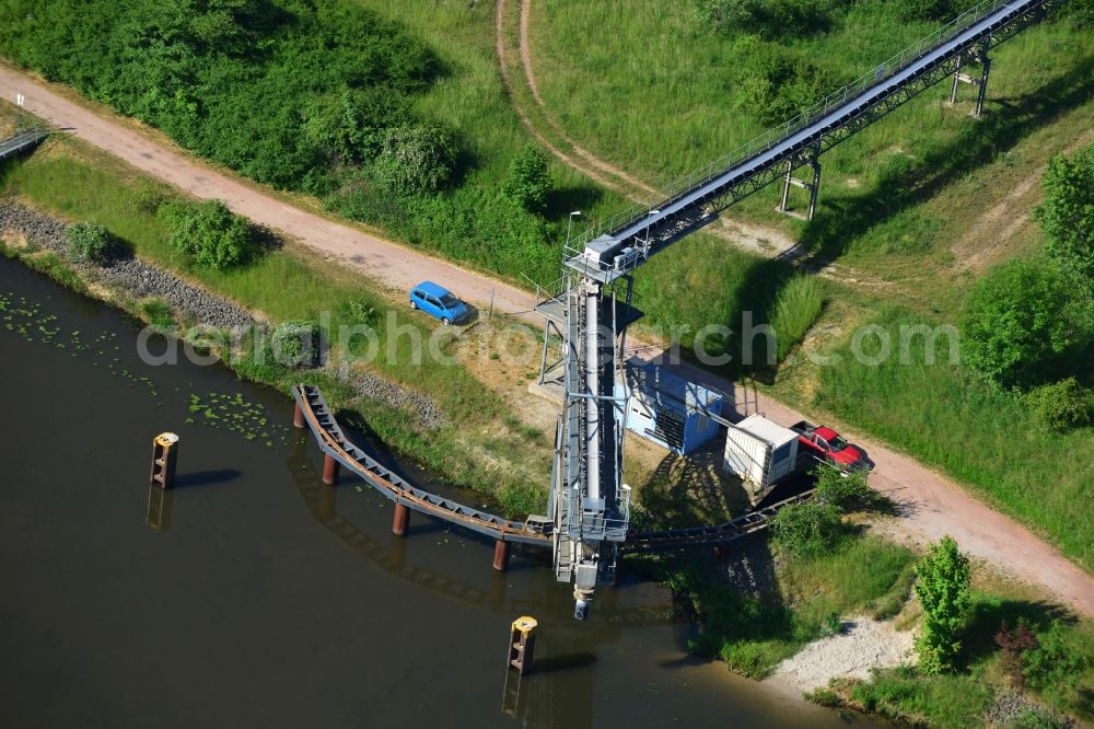 Elbe-Parey from the bird's eye view: Line range of loading freight station for Sand, gravel and stones on the banks of Pareyer connecting channel in Elbe-Parey in the state Saxony-Anhalt