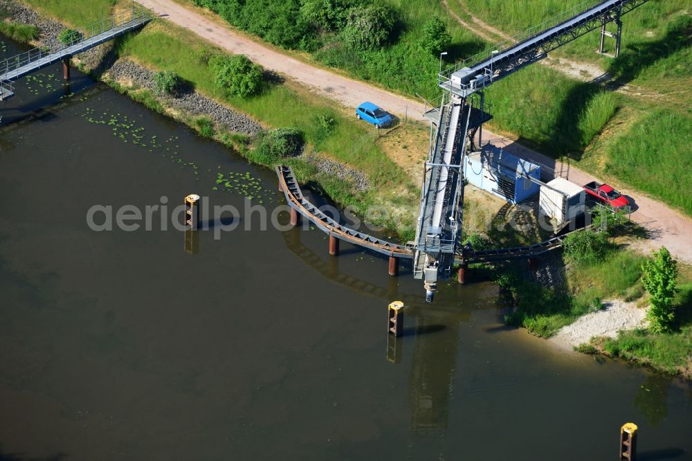 Aerial image Elbe-Parey - Line range of loading freight station for Sand, gravel and stones on the banks of Pareyer connecting channel in Elbe-Parey in the state Saxony-Anhalt