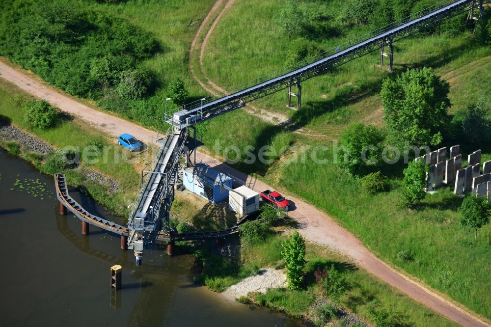 Aerial photograph Elbe-Parey - Line range of loading freight station for Sand, gravel and stones on the banks of Pareyer connecting channel in Elbe-Parey in the state Saxony-Anhalt