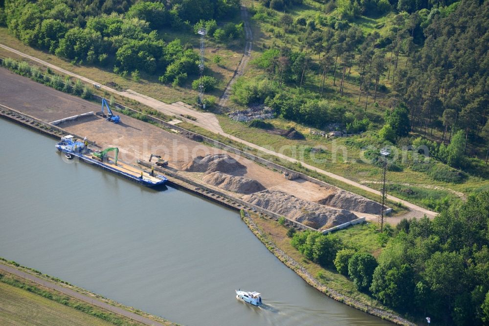 Aerial photograph Genthin - Line range of loading freight station for Bulk goods on the banks of the Elbe-Havel canal in Genthin in the state Saxony-Anhalt