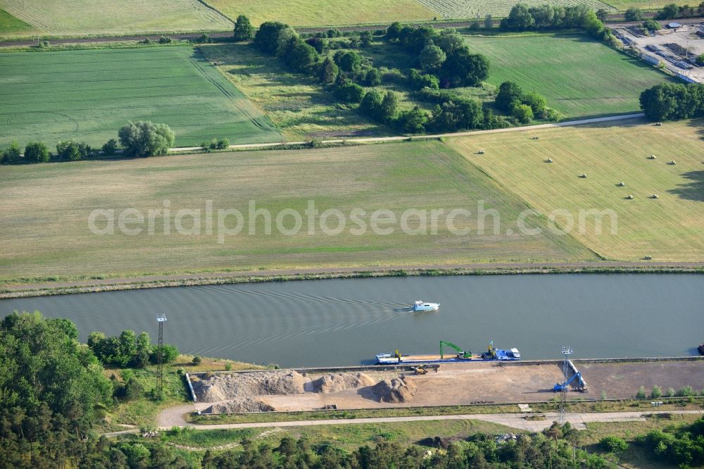 Genthin from the bird's eye view: Line range of loading freight station for Bulk goods on the banks of the Elbe-Havel canal in Genthin in the state Saxony-Anhalt