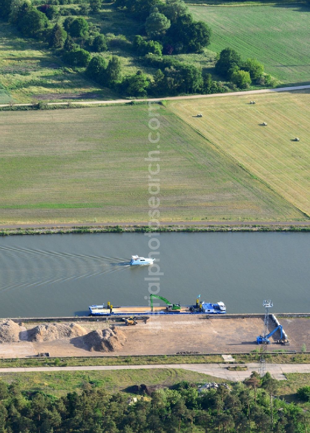 Aerial image Genthin - Line range of loading freight station for Bulk goods on the banks of the Elbe-Havel canal in Genthin in the state Saxony-Anhalt