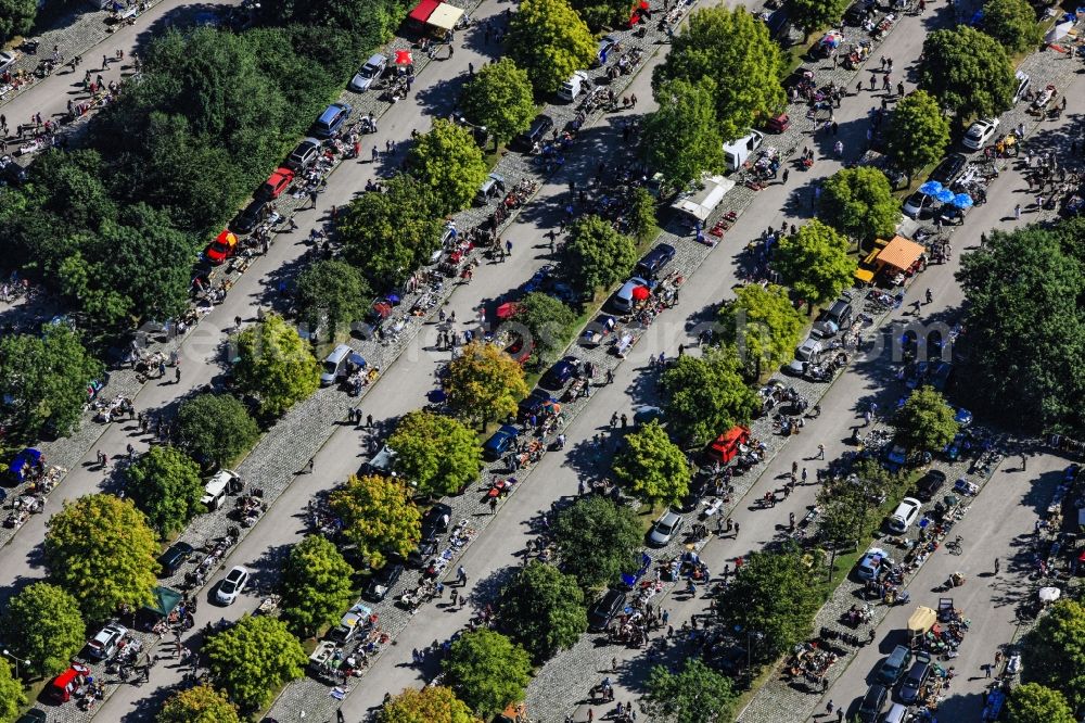 Aerial photograph München - Visitors a flea market at the Parkharfe - Parking at the Olympic Park in Munich in Bavaria