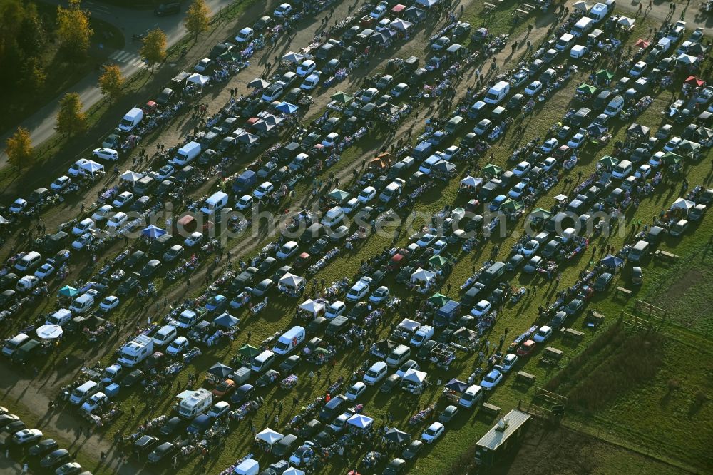 Klaistow from the bird's eye view: Rows of flea markets in the parking lot at the leisure center - amusement park asparagus and erlebnishof Klaistow on street Glindower Strasse in Klaistow in the state of Brandenburg