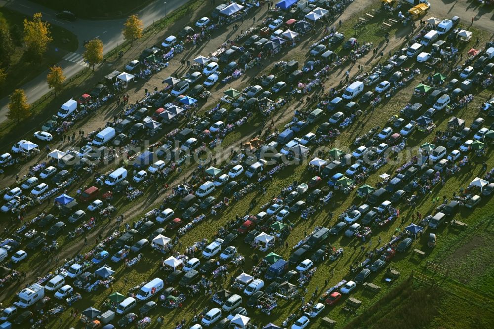 Klaistow from the bird's eye view: Rows of flea markets in the parking lot at the leisure center - amusement park asparagus and erlebnishof Klaistow on street Glindower Strasse in Klaistow in the state of Brandenburg