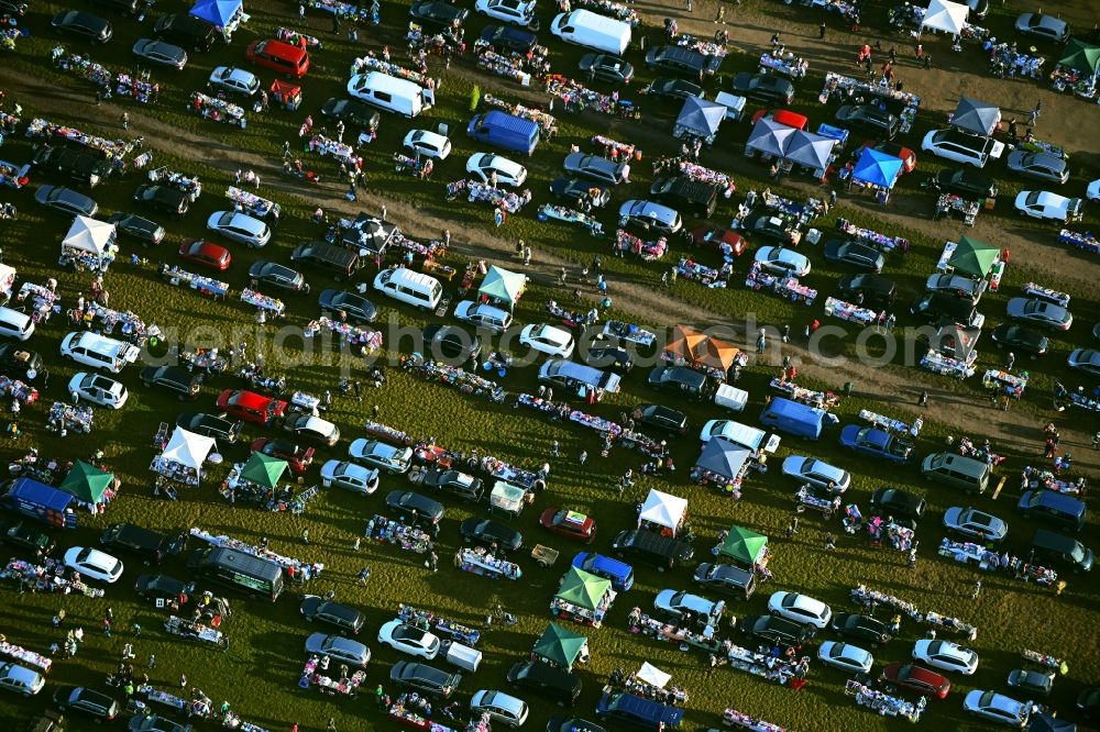 Aerial photograph Klaistow - Rows of flea markets in the parking lot at the leisure center - amusement park asparagus and erlebnishof Klaistow on street Glindower Strasse in Klaistow in the state of Brandenburg