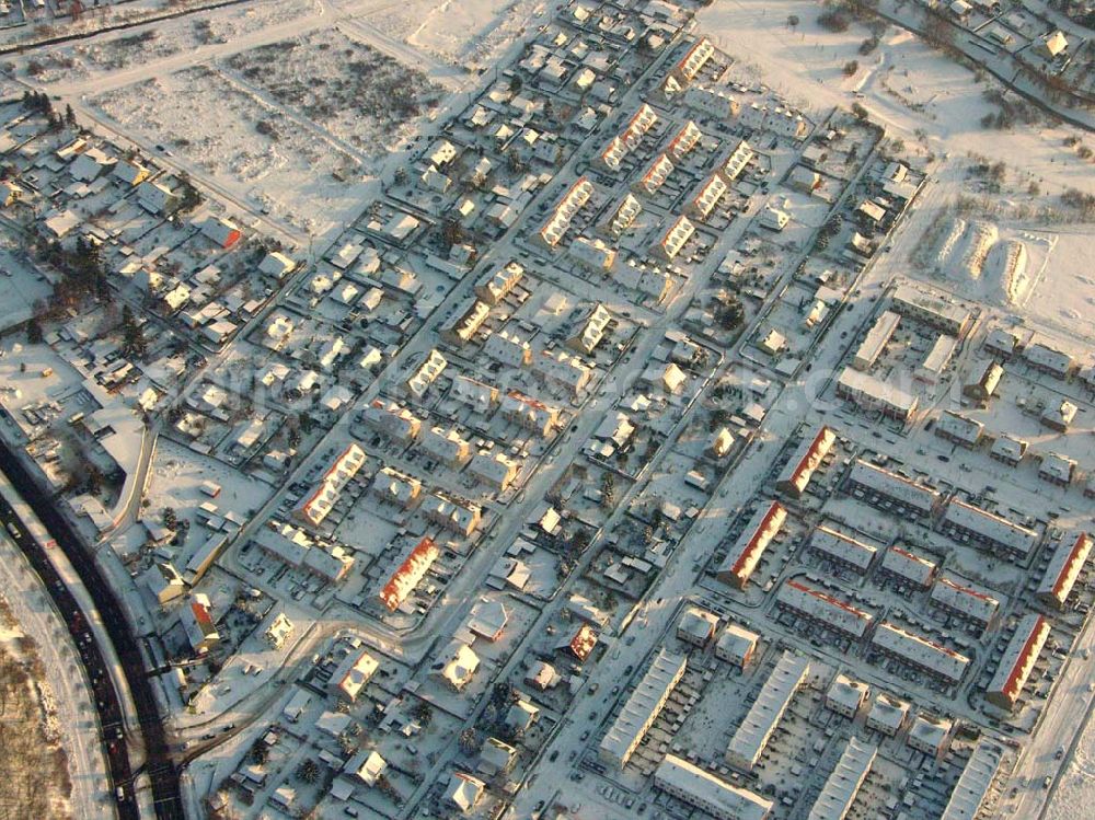 Aerial photograph Berlin - Bisdorf - Berlin - Bisdorf; Blick auf die Flüssiggastankstelle in Berlin-Biesdorf an der B1. FLÜSSIGGAS-KOMPLETTSERVICE Gesellschaft mbH, Alt Biesdorf 52, 12683 Berlin, Tel.: 030/ 514 47 74