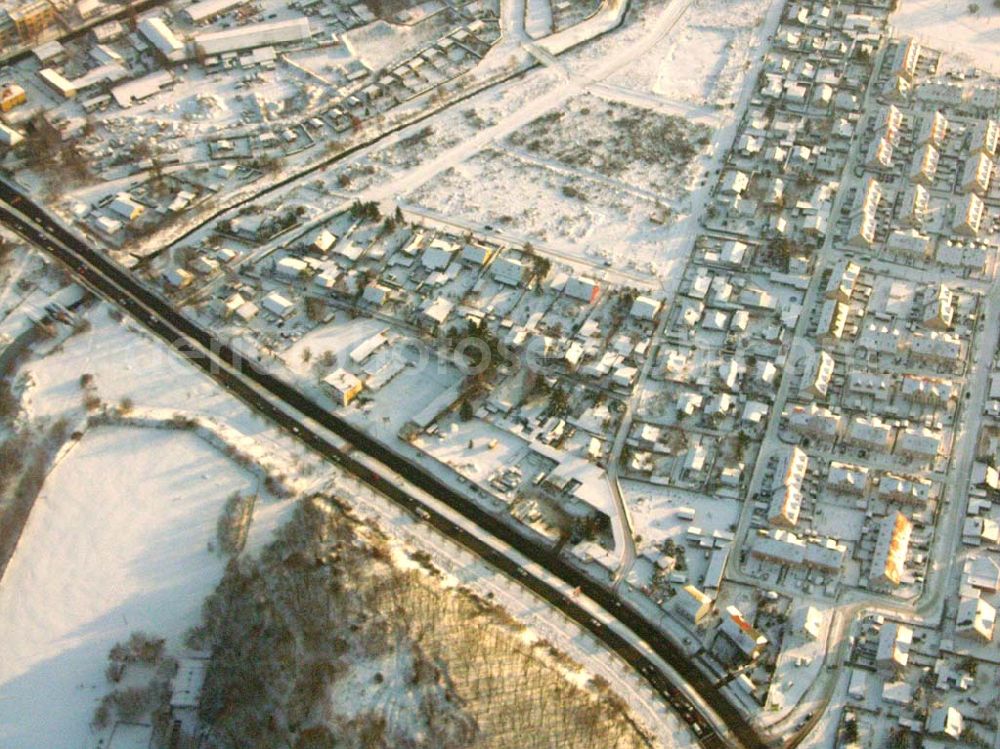 Berlin - Bisdorf from above - Berlin - Bisdorf; Blick auf die Flüssiggastankstelle in Berlin-Biesdorf an der B1. FLÜSSIGGAS-KOMPLETTSERVICE Gesellschaft mbH, Alt Biesdorf 52, 12683 Berlin, Tel.: 030/ 514 47 74